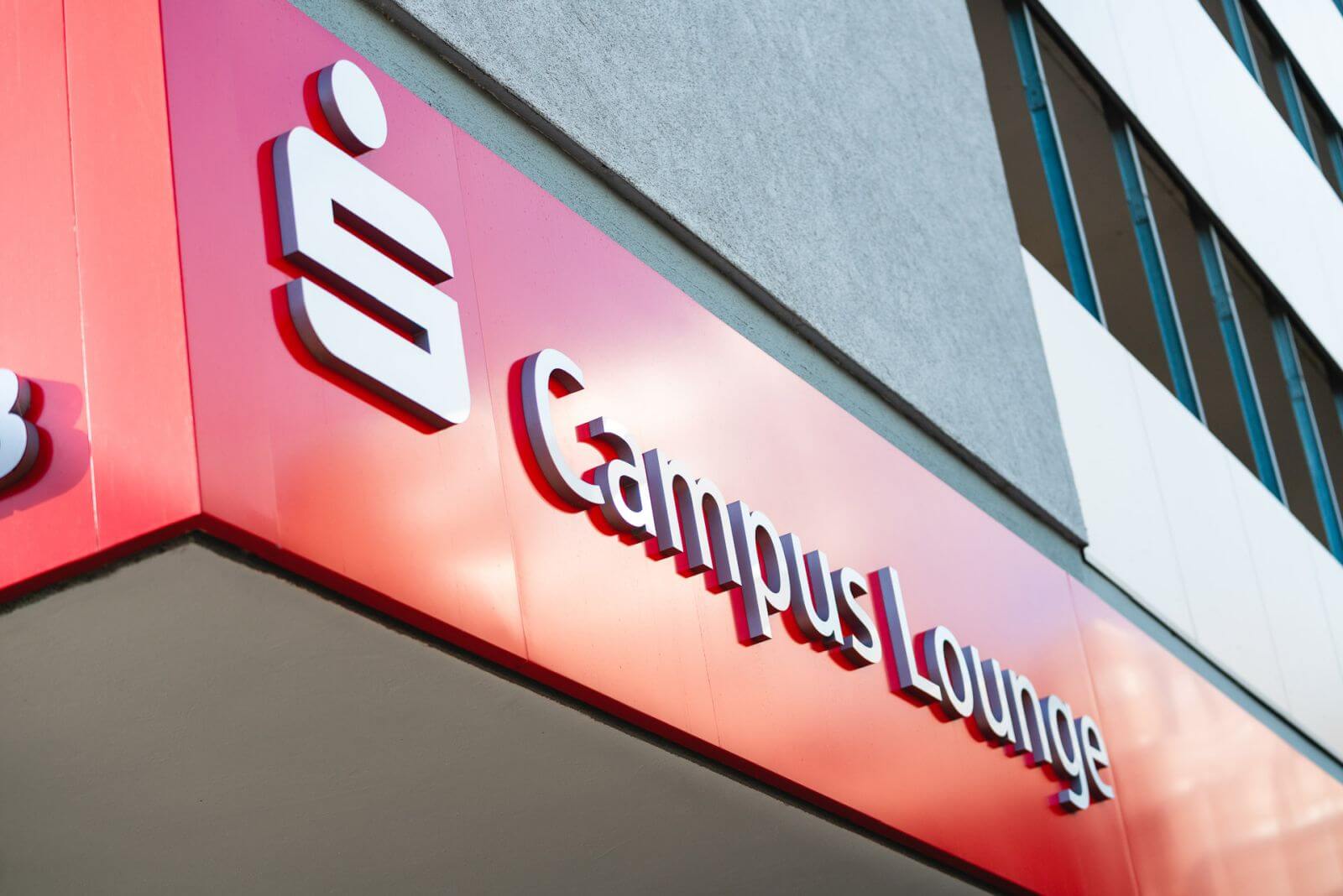 Galeriebild - BLSK Campuslounge - Außenansicht direkt auf das Logo