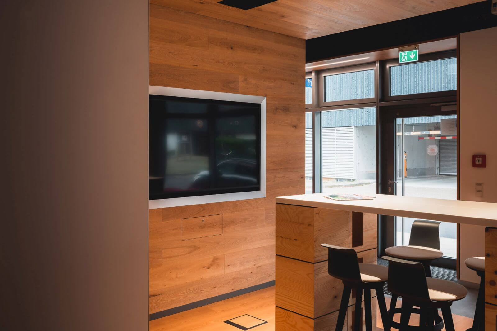 Galeriebild - blsk Campuslounge - Einblick Zentral mit Display