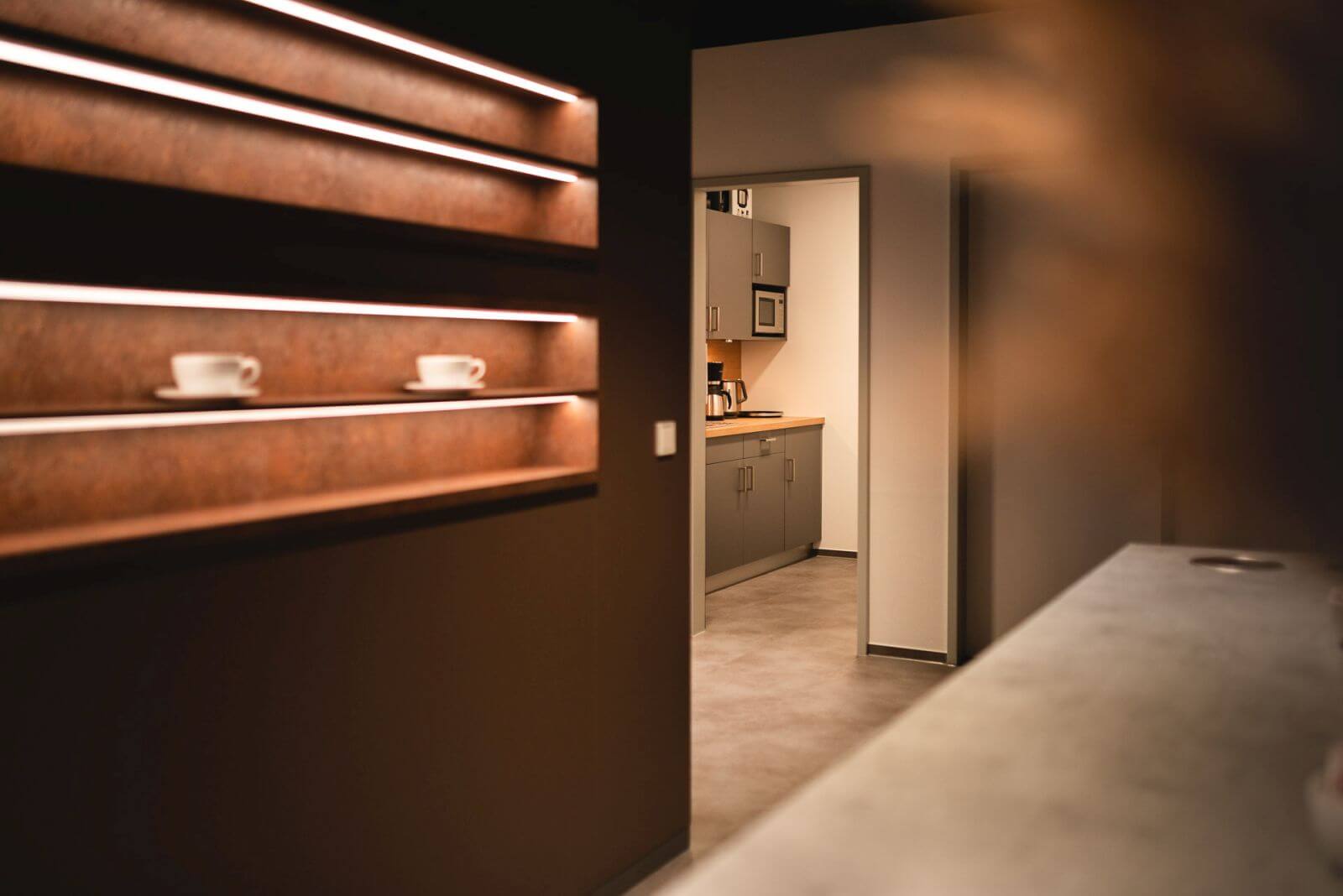 Galeriebild - BLSK Campuslounge Konferenzraum - Einblick Küche mit Tassen